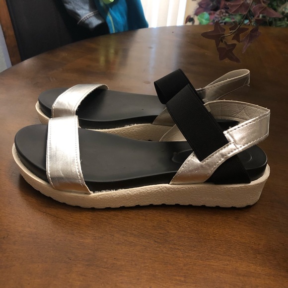 Sandals - Picture 2 of 8